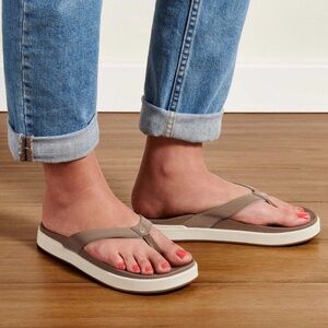 Olukai Nu’a Pi’o Flip Flop Sandals Tan White 9